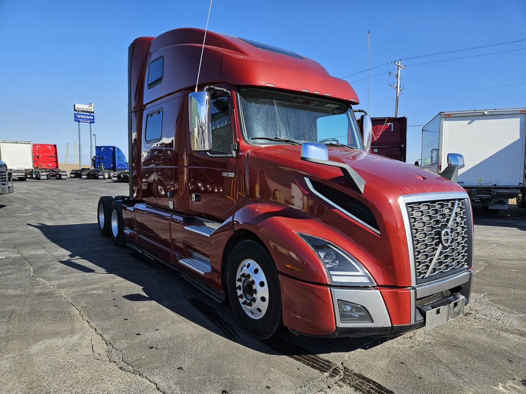 Slide images of 2023 VOLVO VNL64T860