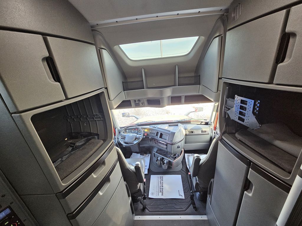 Slide images of 2023 VOLVO VNL64T860