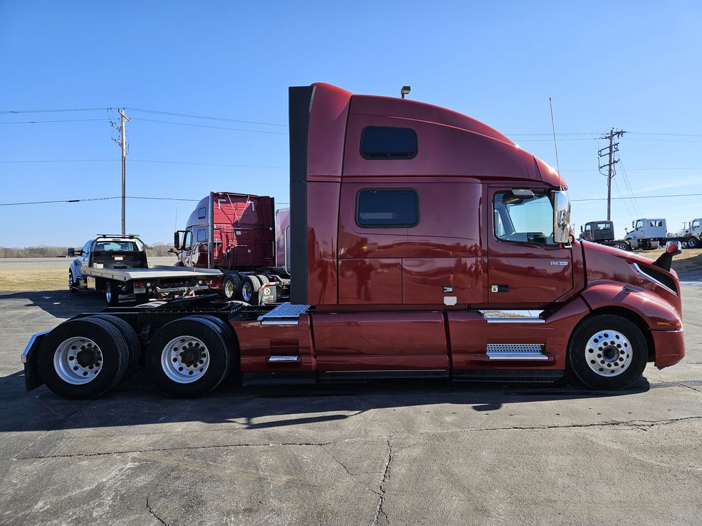 Slide images of 2023 VOLVO VNL64T860