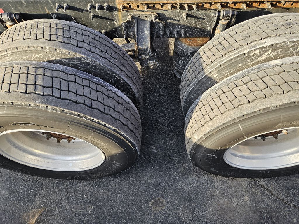 Slide images of 2023 VOLVO VNL64T860