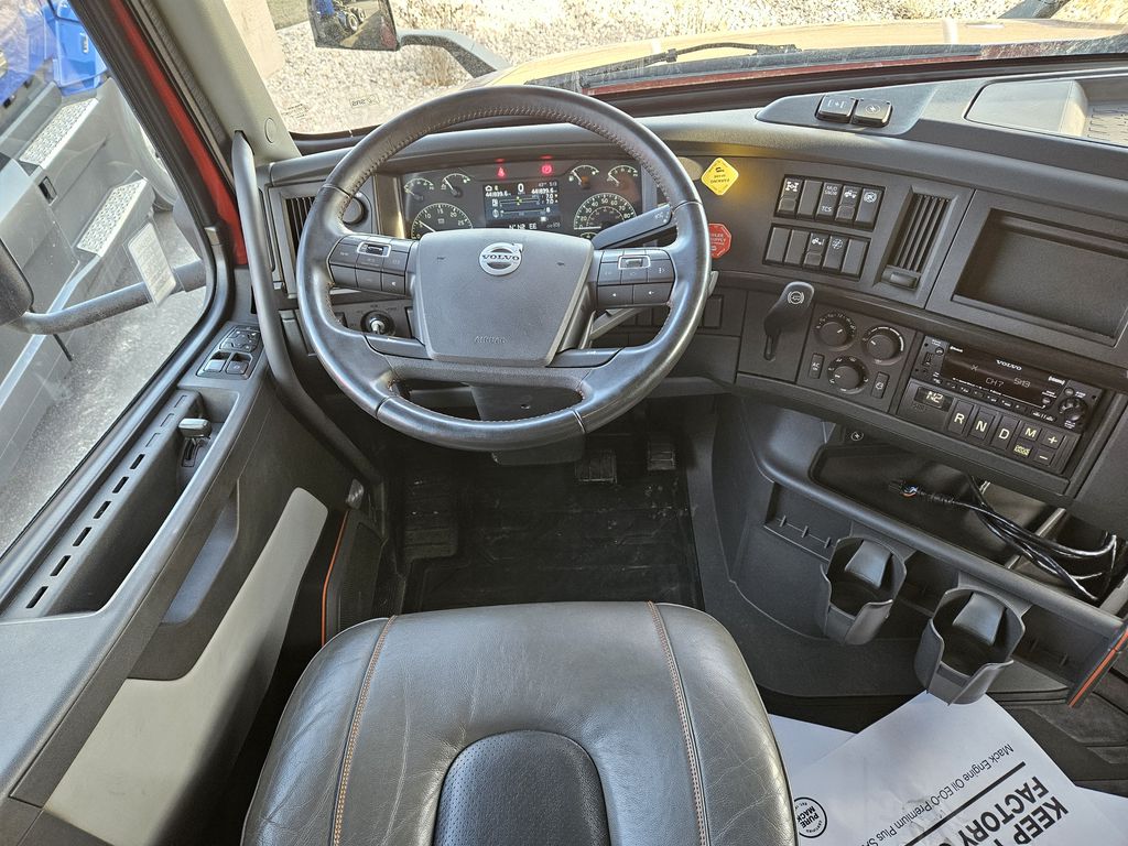 Slide images of 2023 VOLVO VNL64T860