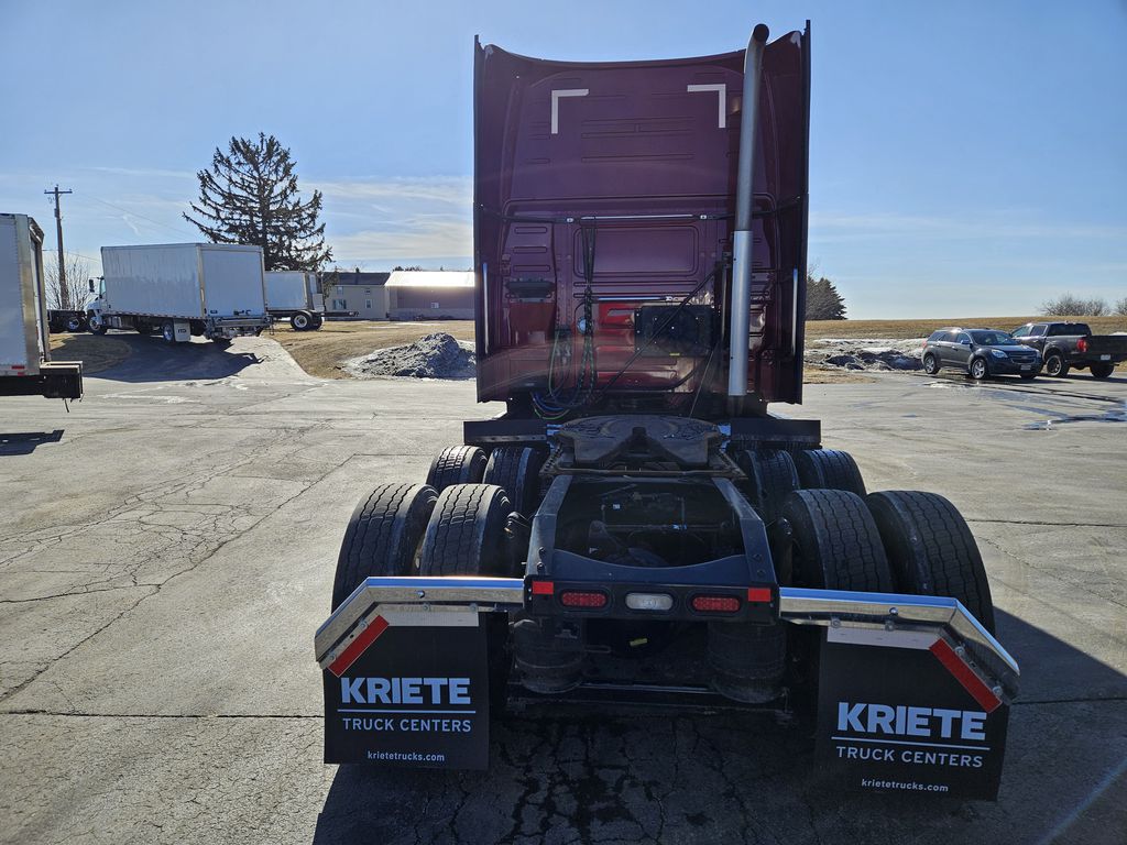 Slide images of 2023 VOLVO VNL64T860