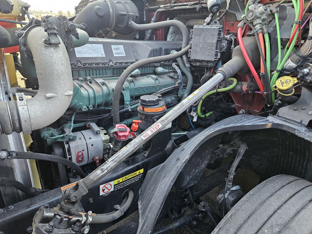 Slide images of 2023 VOLVO VNL64T860