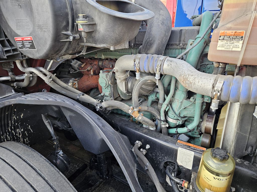 Slide images of 2023 VOLVO VNL64T860