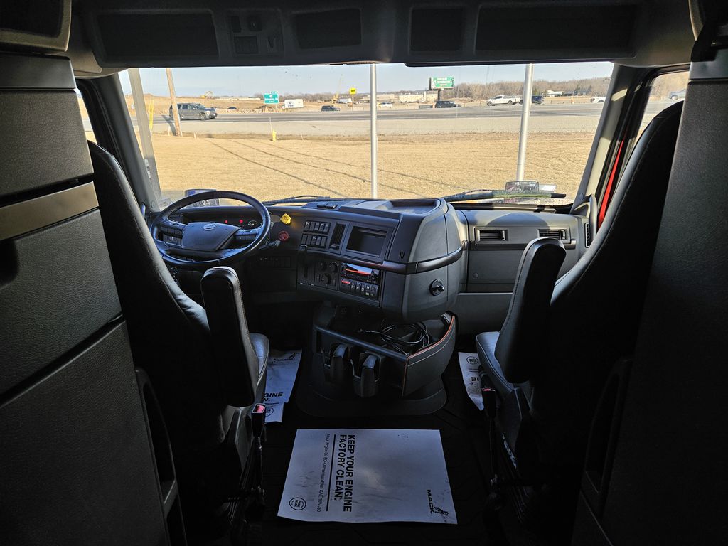 Slide images of 2023 VOLVO VNL64T860