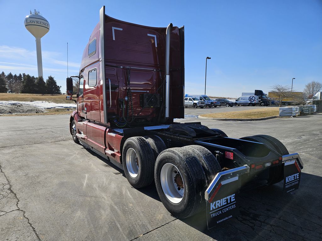 Slide images of 2023 VOLVO VNL64T860