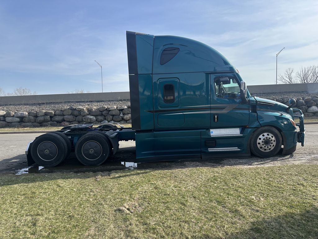 Slide images of 2022 FREIGHTLINER CASCADIA