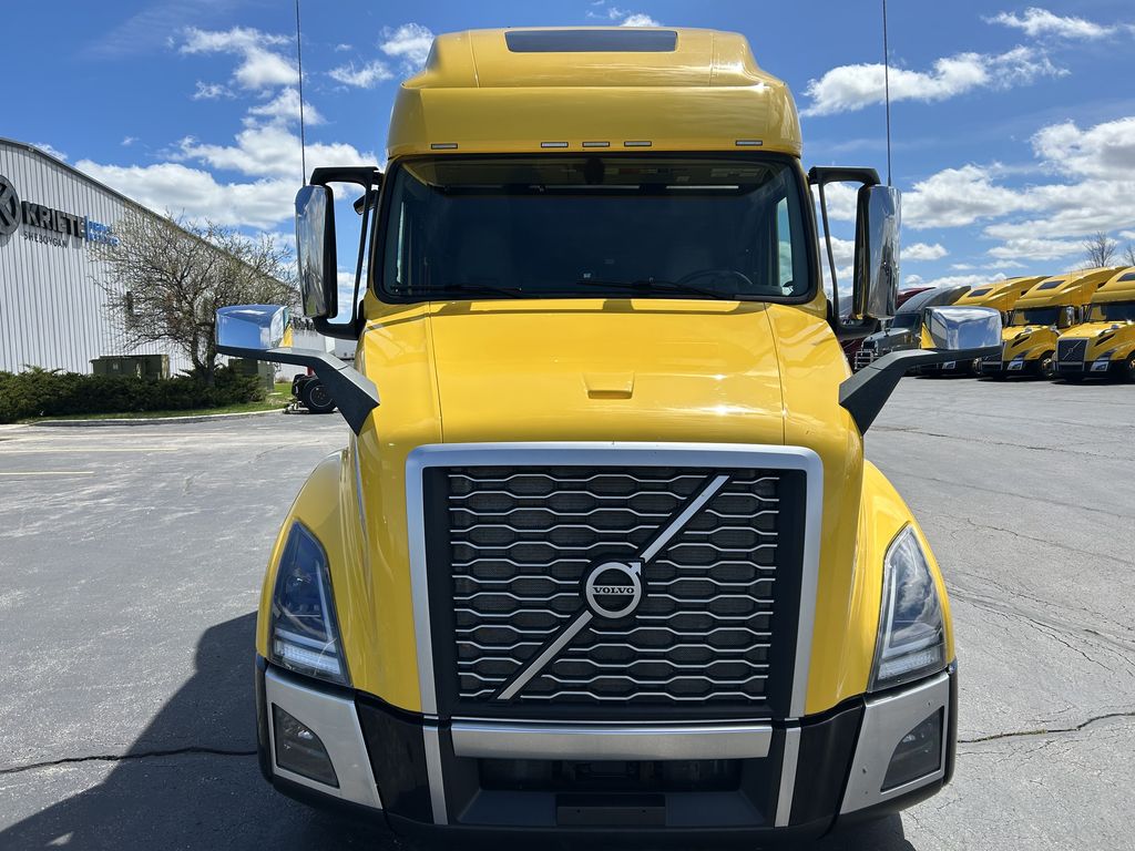 Slide images of 2022 VOLVO VNL64T760