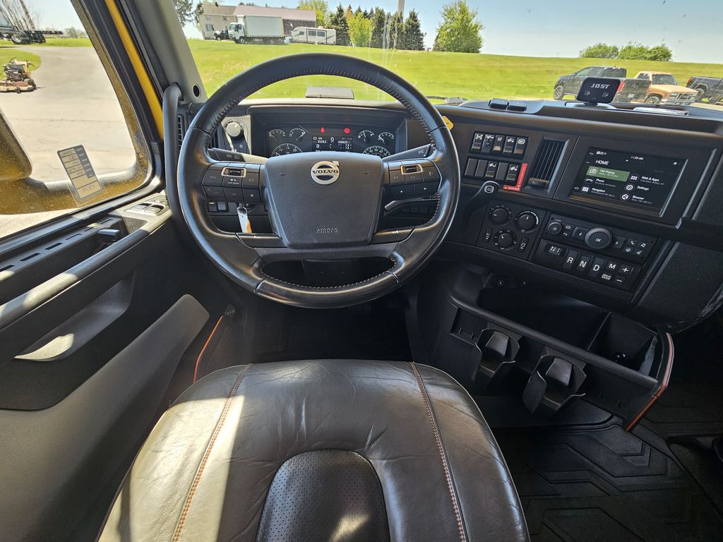 Slide images of 2022 VOLVO VNL64T760