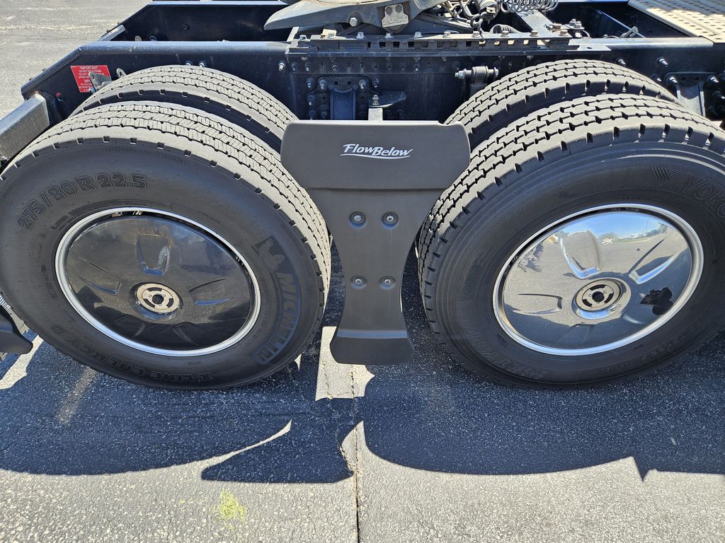 Slide images of 2022 VOLVO VNL64T760