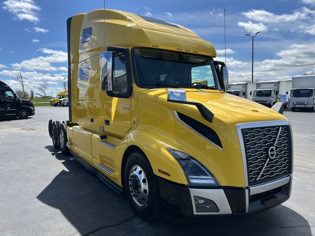 Slide images of 2022 VOLVO VNL64T760