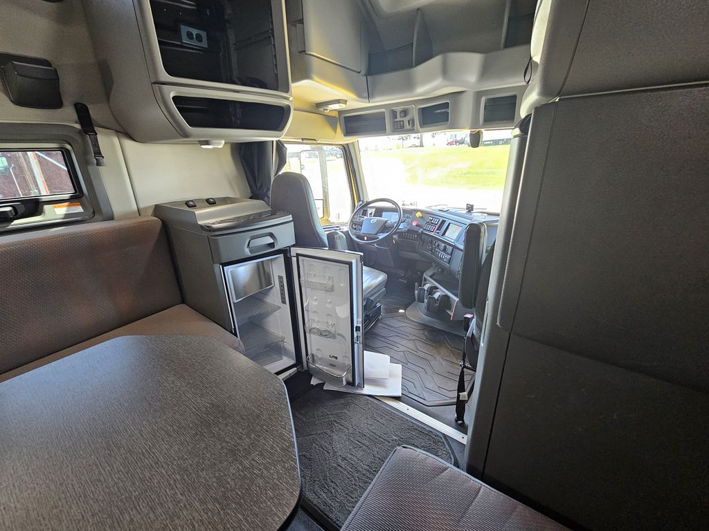 Slide images of 2022 VOLVO VNL64T760