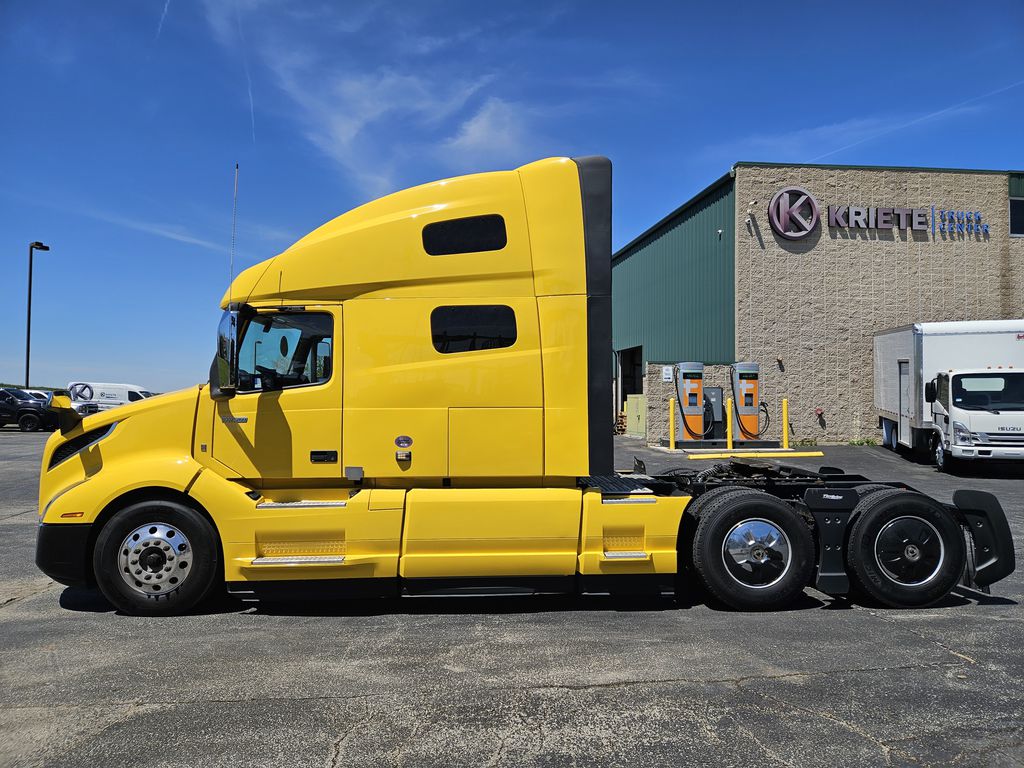 Slide images of 2022 VOLVO VNL64T760