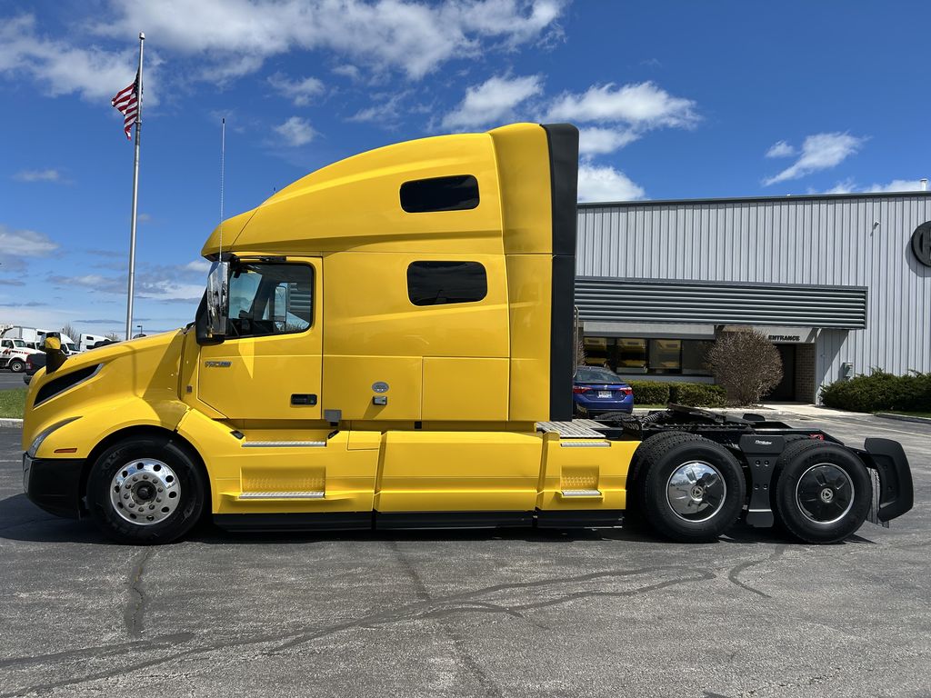 Slide images of 2022 VOLVO VNL64T760