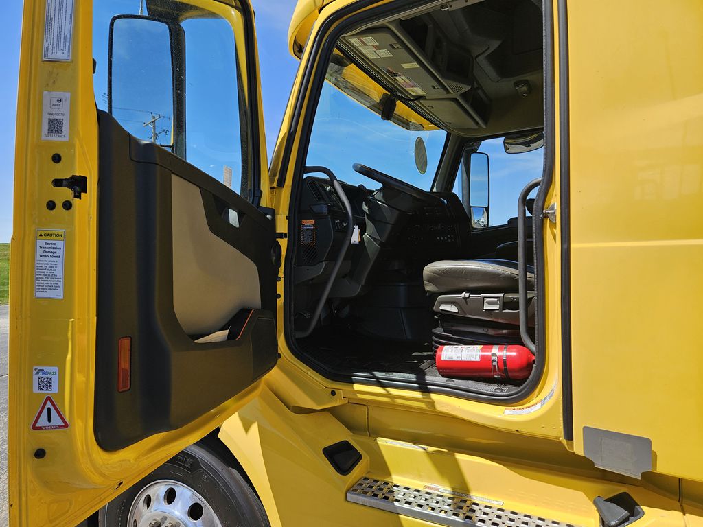 Slide images of 2022 VOLVO VNL64T760