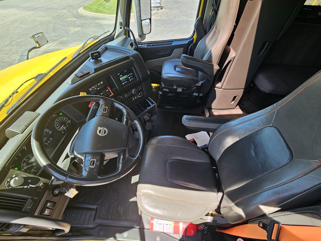 Slide images of 2022 VOLVO VNL64T760