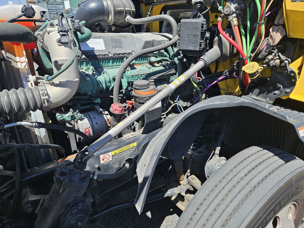 Slide images of 2022 VOLVO VNL64T760