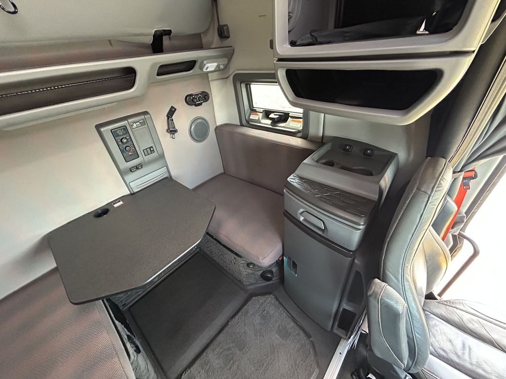 Slide images of 2022 VOLVO VNL64T760