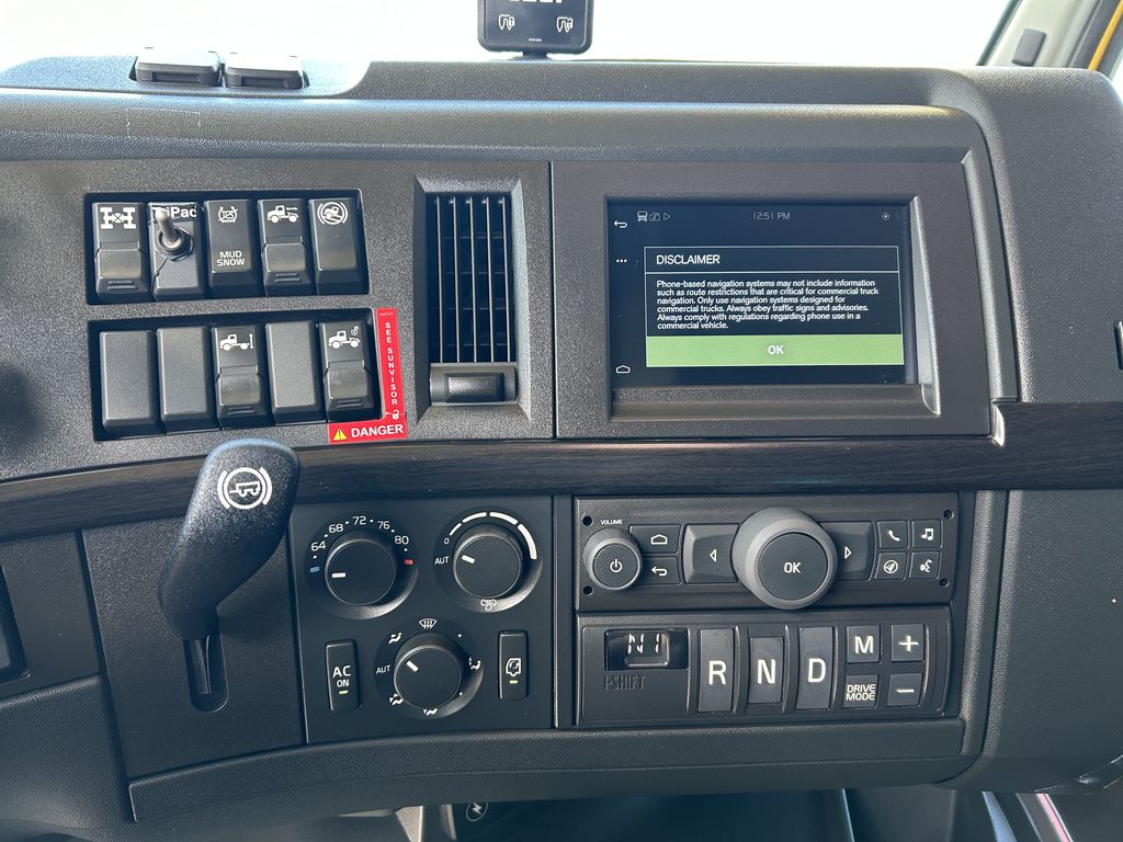 Slide images of 2022 VOLVO VNL64T760