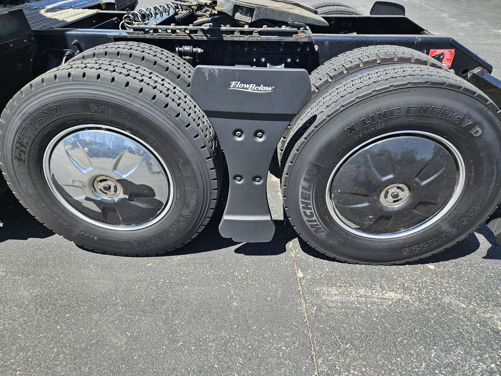 Slide images of 2022 VOLVO VNL64T760