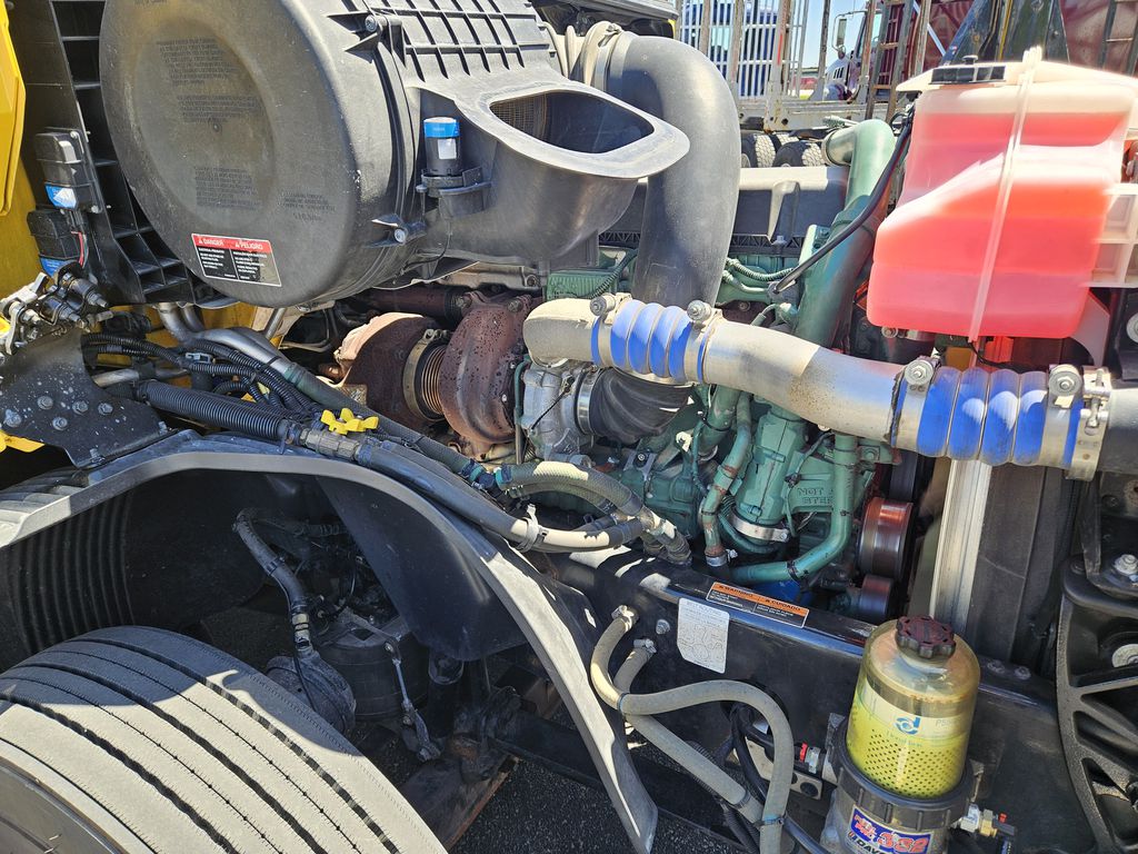Slide images of 2022 VOLVO VNL64T760