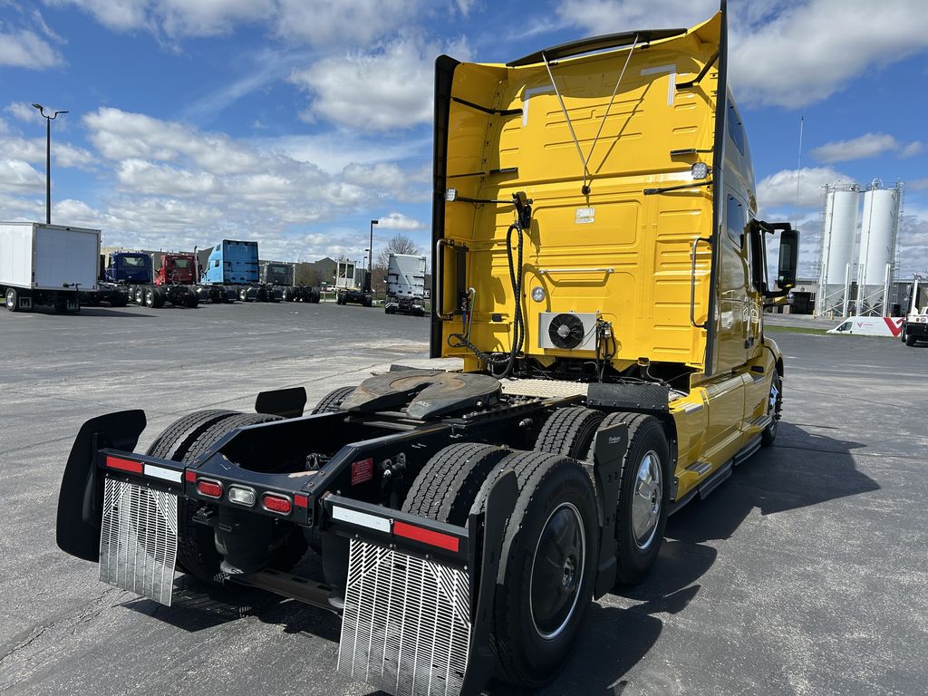 Slide images of 2022 VOLVO VNL64T760