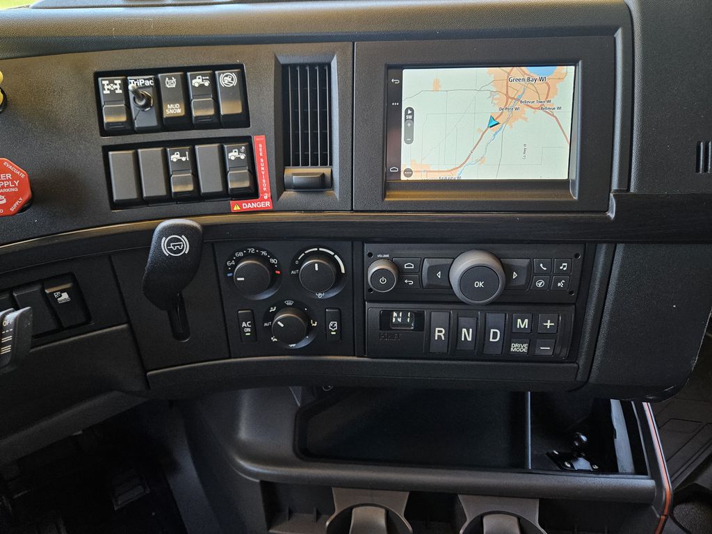 Slide images of 2022 VOLVO VNL64T760
