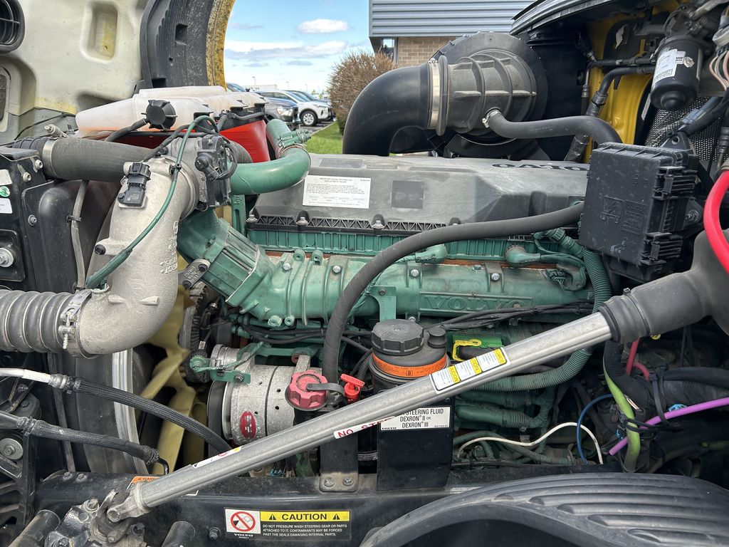 Slide images of 2022 VOLVO VNL64T760