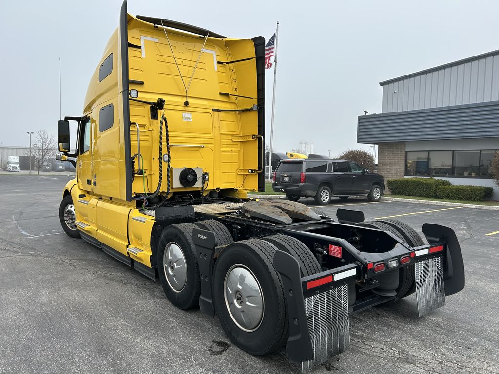 Slide images of 2022 VOLVO VNL64T760