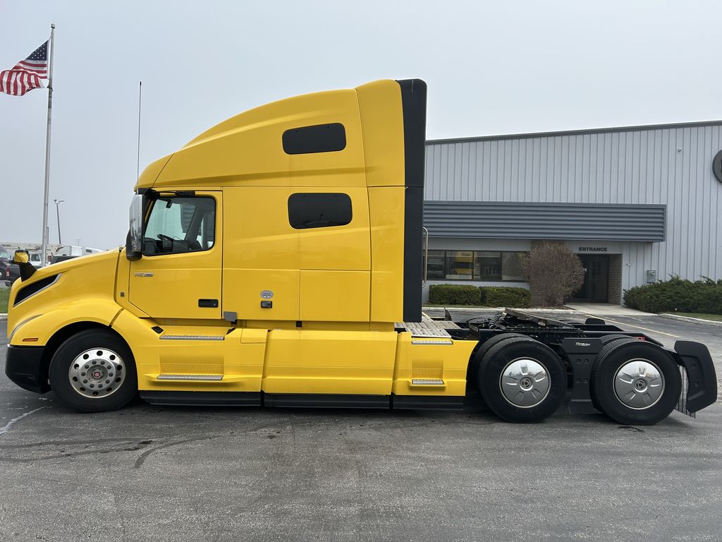 Slide images of 2022 VOLVO VNL64T760