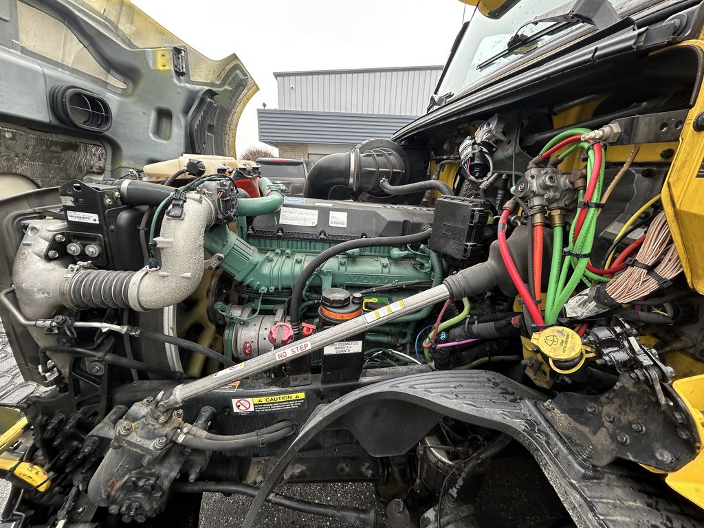 Slide images of 2022 VOLVO VNL64T760