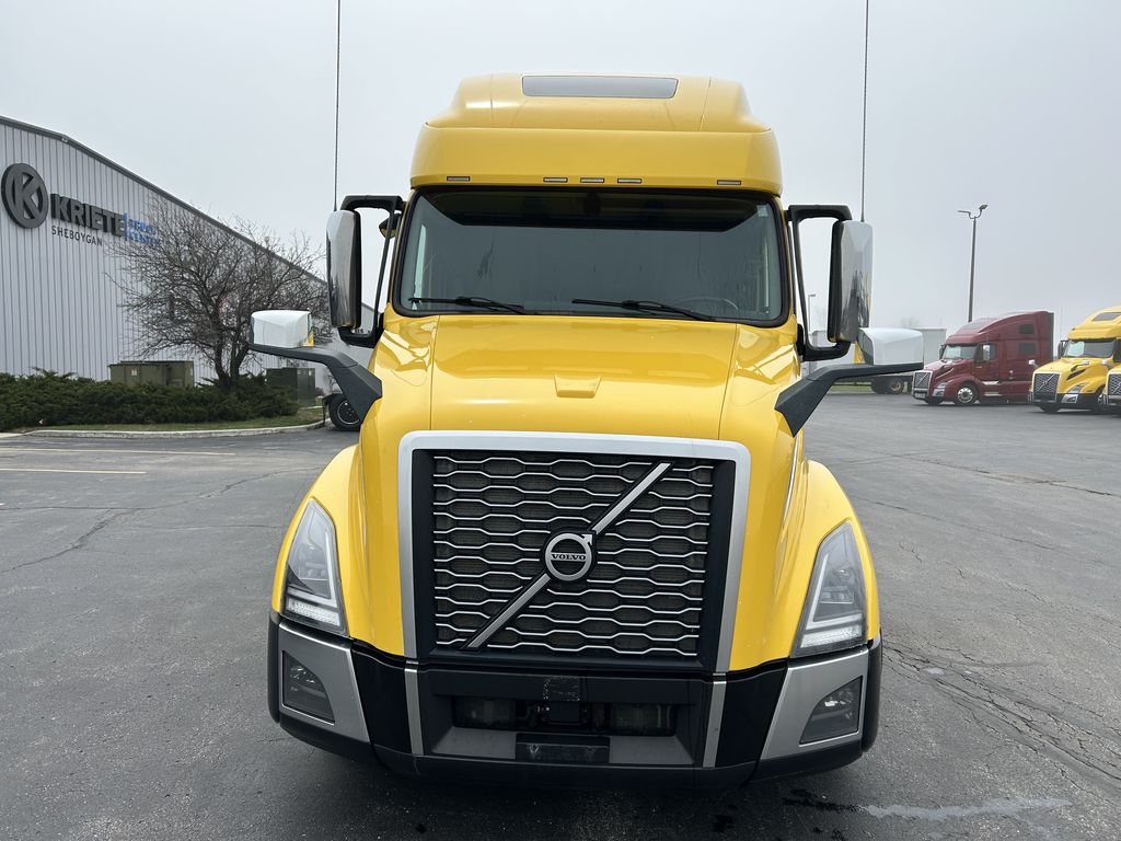 Slide images of 2022 VOLVO VNL64T760