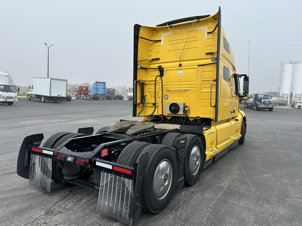 Slide images of 2022 VOLVO VNL64T760