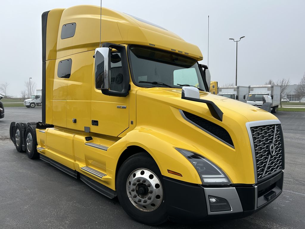 Slide images of 2022 VOLVO VNL64T760