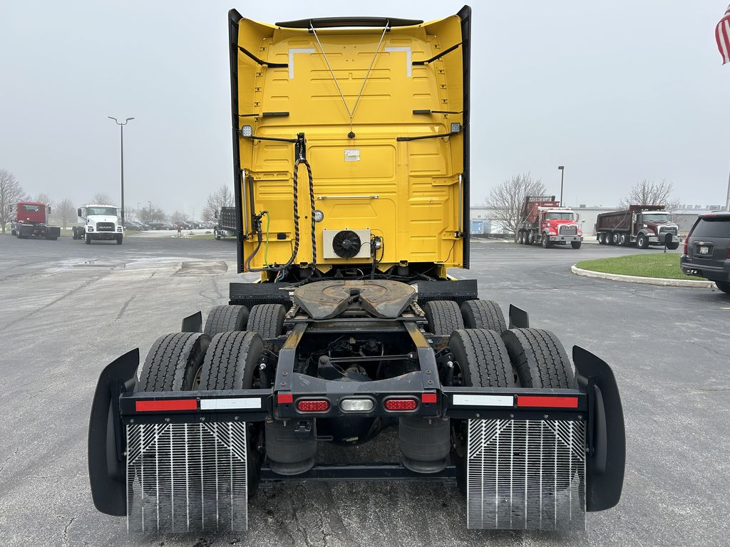 Slide images of 2022 VOLVO VNL64T760