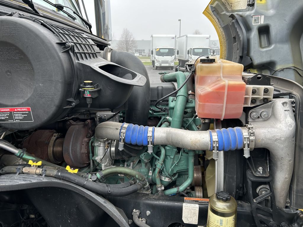 Slide images of 2022 VOLVO VNL64T760