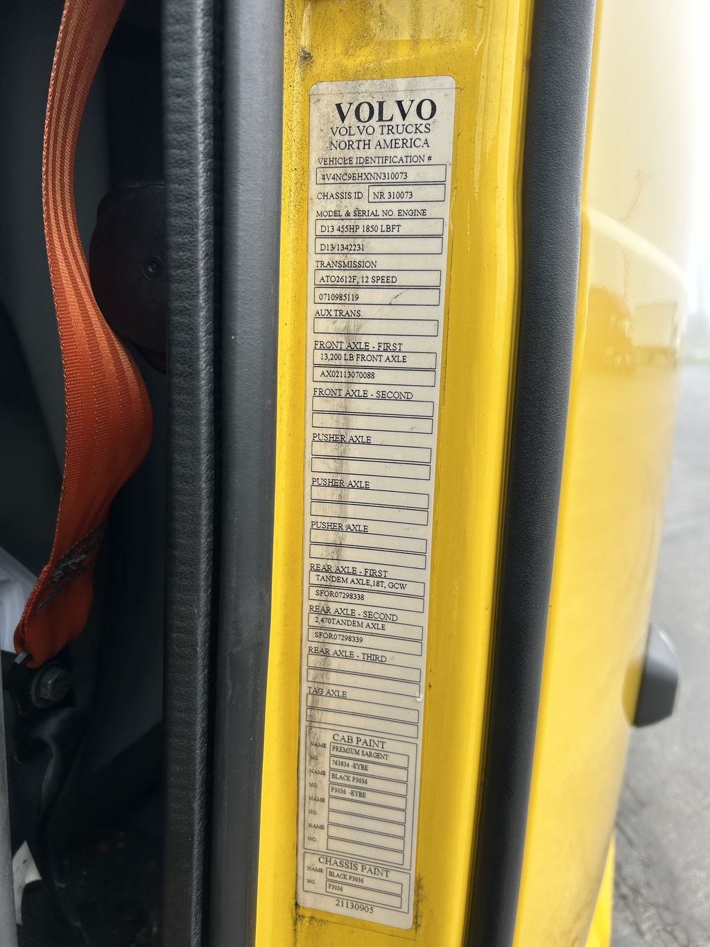 Slide images of 2022 VOLVO VNL64T760