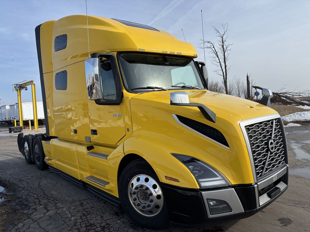 Slide images of 2022 VOLVO VNL64T760