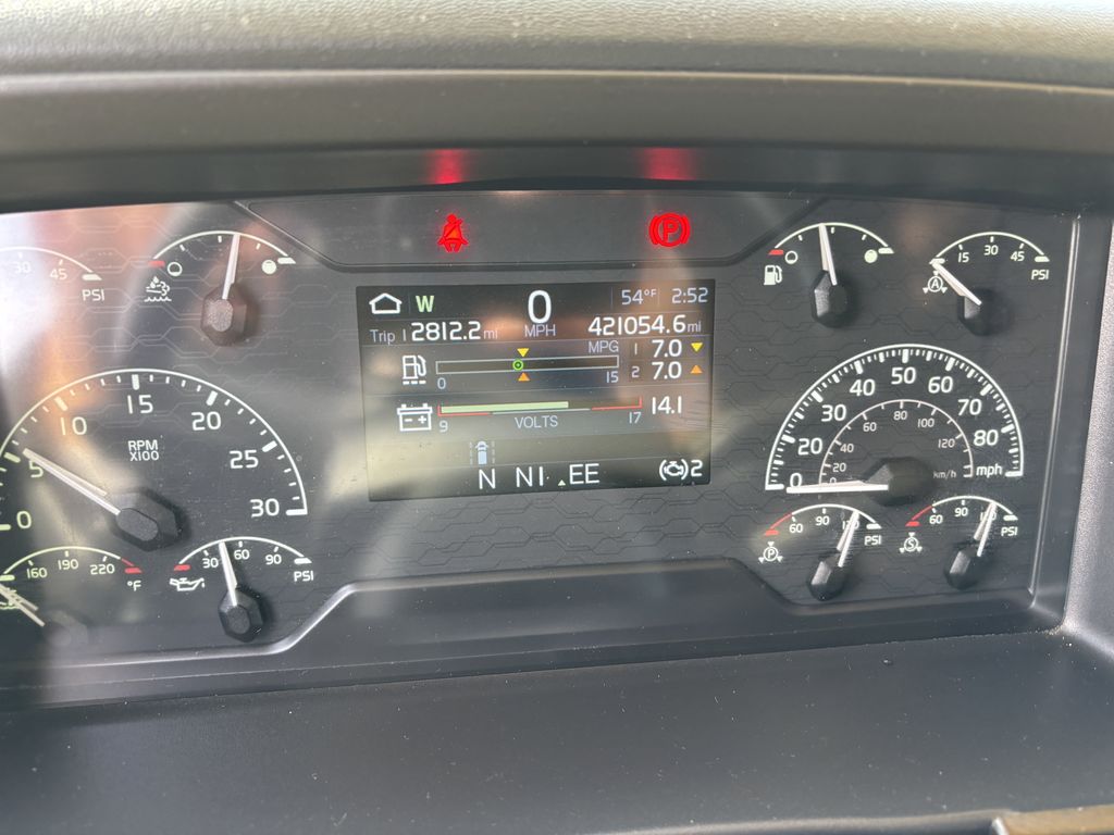 Slide images of 2022 VOLVO VNL64T760