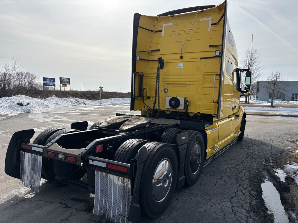 Slide images of 2022 VOLVO VNL64T760