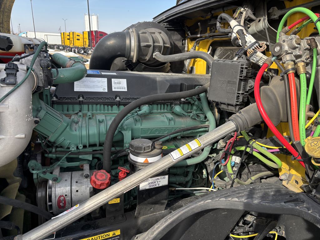 Slide images of 2022 VOLVO VNL64T760