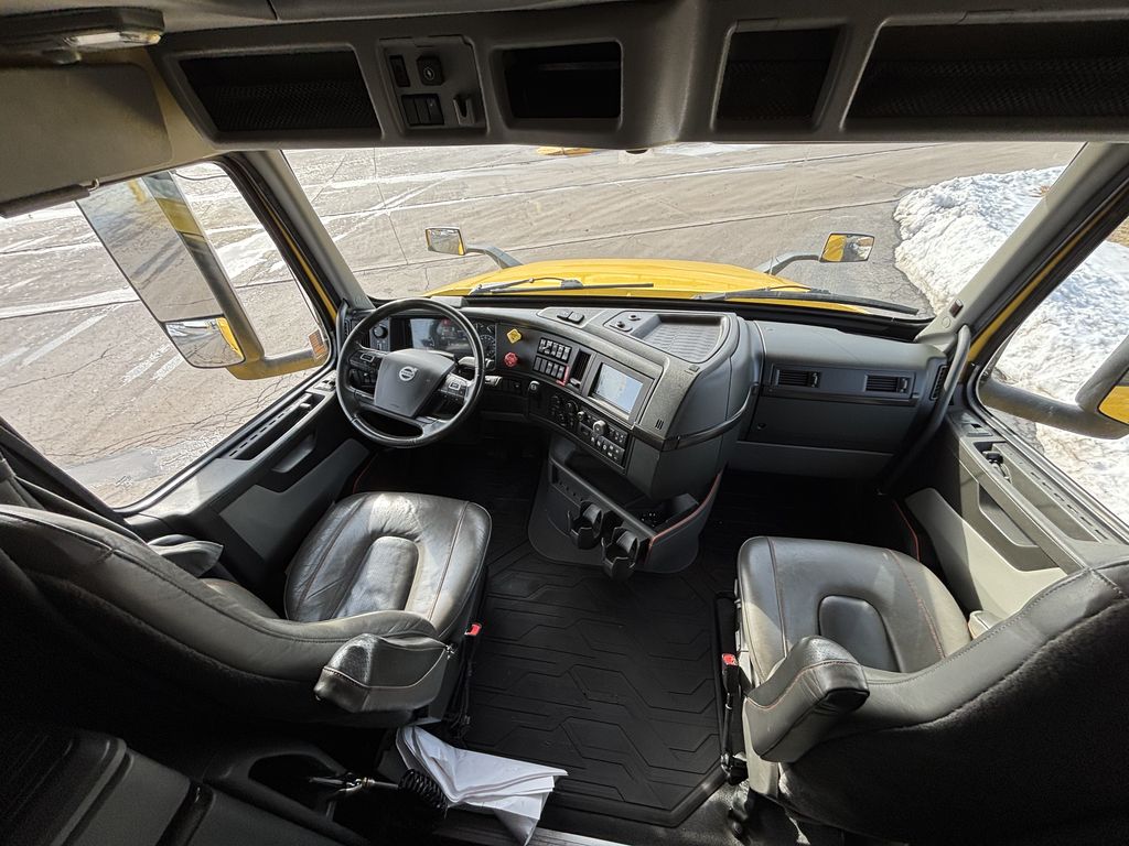 Slide images of 2022 VOLVO VNL64T760