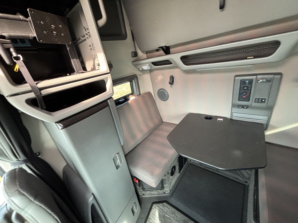 Slide images of 2022 VOLVO VNL64T760