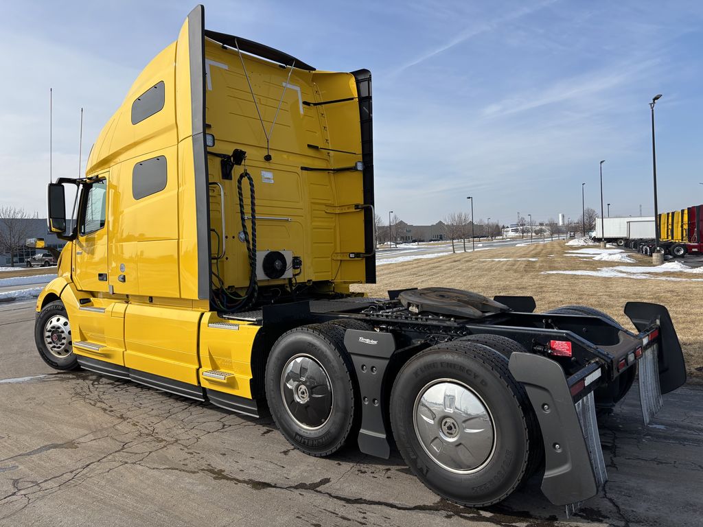 Slide images of 2022 VOLVO VNL64T760