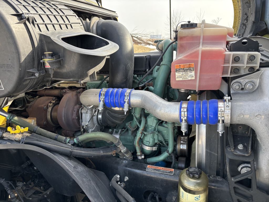 Slide images of 2022 VOLVO VNL64T760