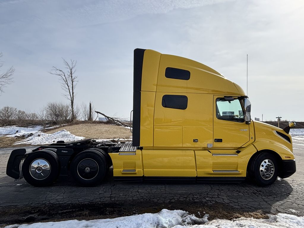 Slide images of 2022 VOLVO VNL64T760