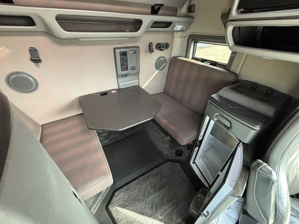 Slide images of 2022 VOLVO VNL64T760