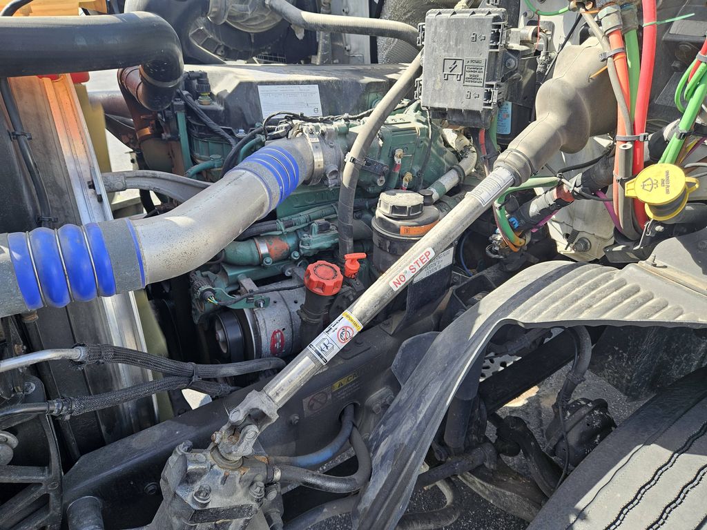 Slide images of 2021 VOLVO VNR42T-300