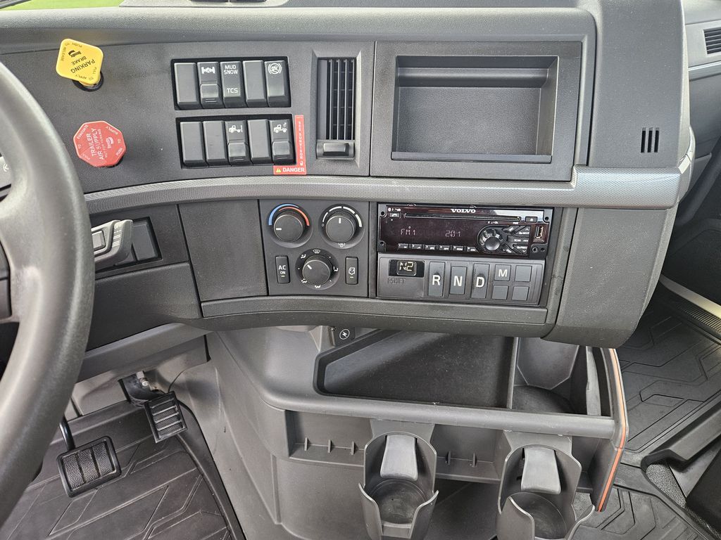 Slide images of 2021 VOLVO VNR42T-300