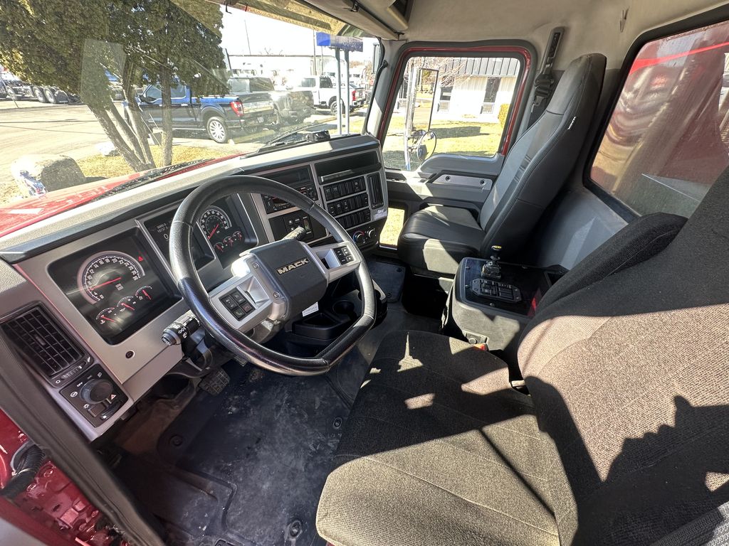 Slide images of 2025 MACK GR104BR